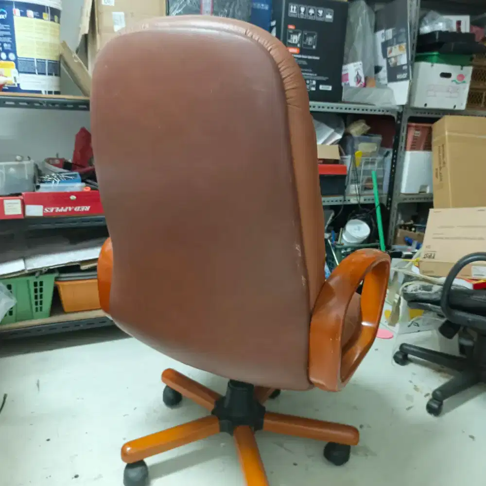Kursi direktur brown leather