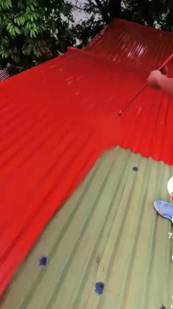 TukanG atap rmh yg bocor .TalnG air