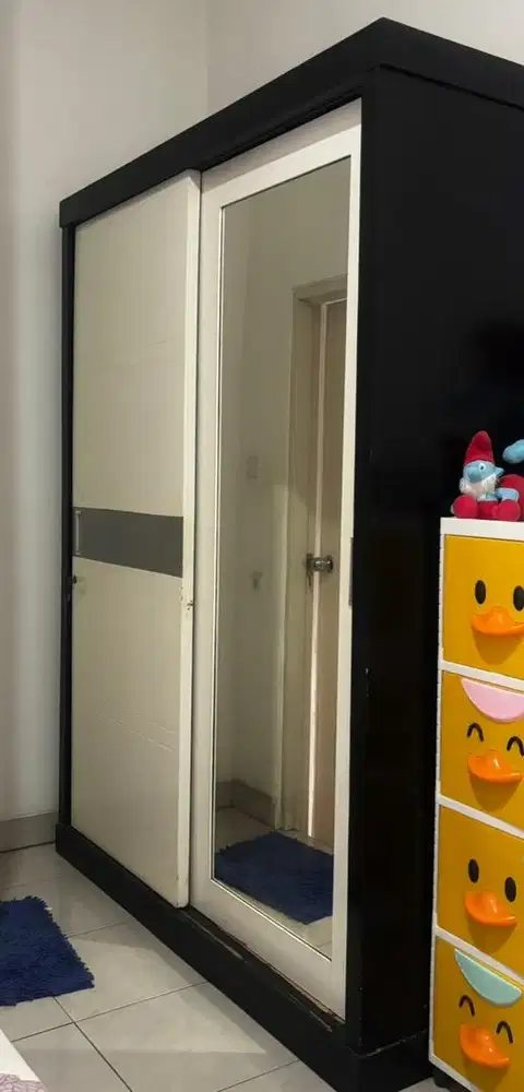 Lemari Besar 2 pintu slide hitam putih