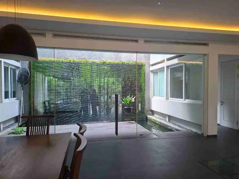 DIJUAL RUMAH MEWAH HOEK 2 LANTAI DI CLUSTER DEPAN, POSISI DEKAT TAMAN!