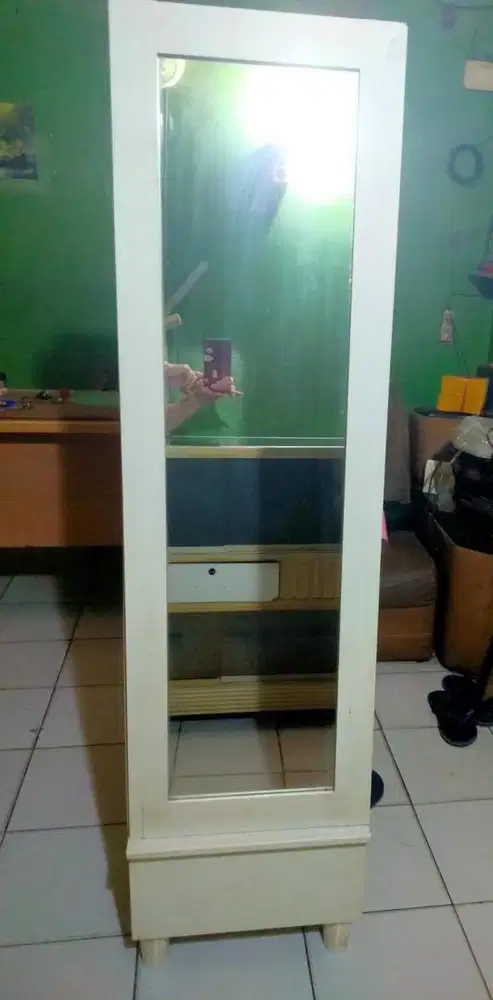 Lemari Kaca full body