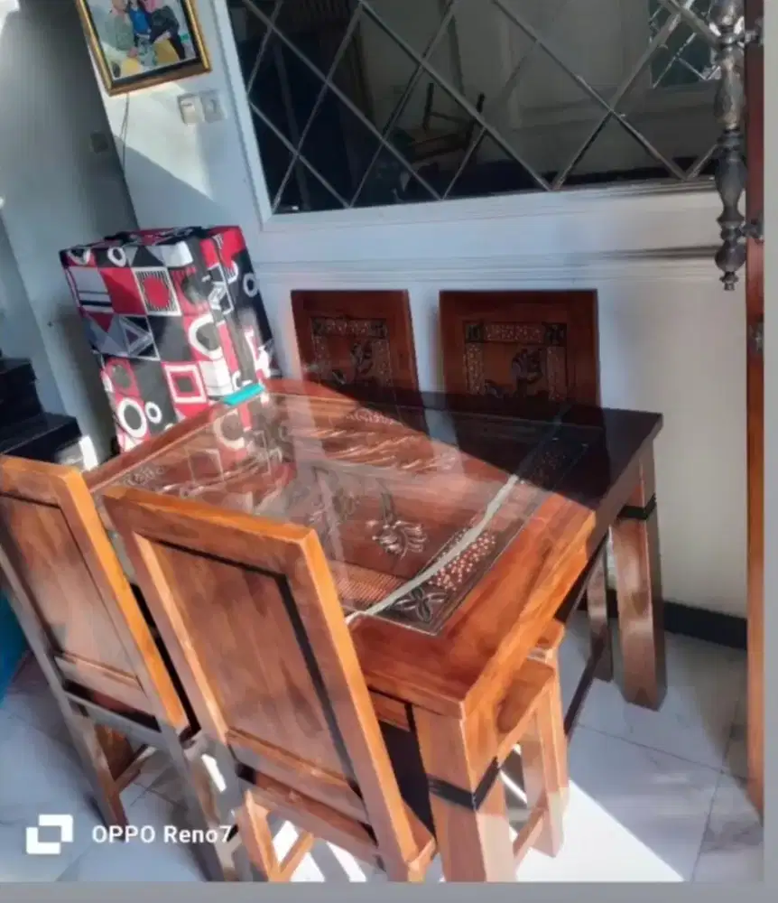 Satu set meja makan jati