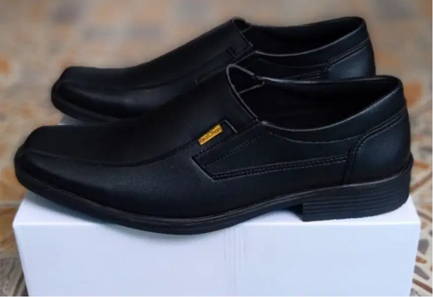 Sepatu Pantopel bahan Kulit Sintetis Ukuran 41