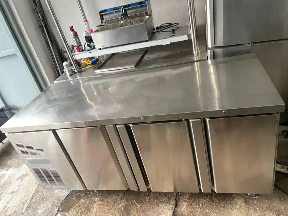 Undercounter Chiller 3 Door (Gea)