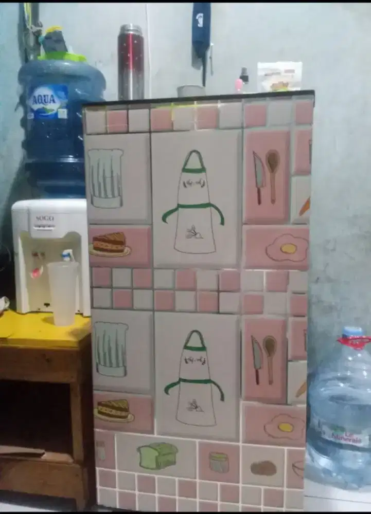 Kulkas 1 pintu merek aQua masih bagus pemakaian 1 th