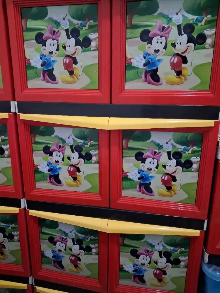 Rak atau lemari mikie mouse