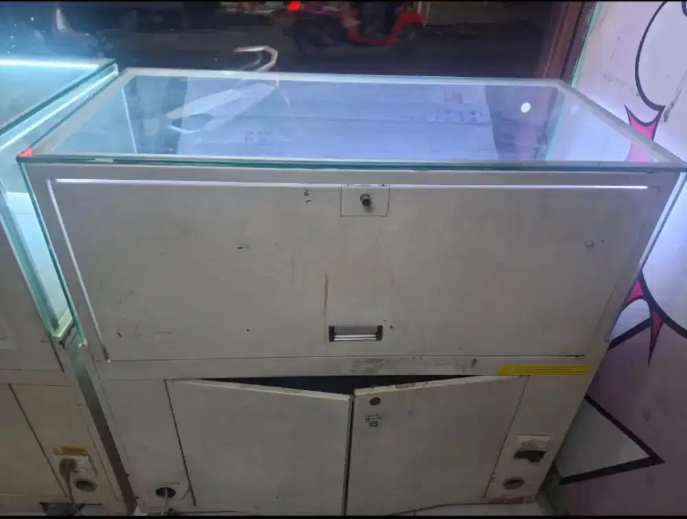 JUAL ETALASE BEKAS KONTER
