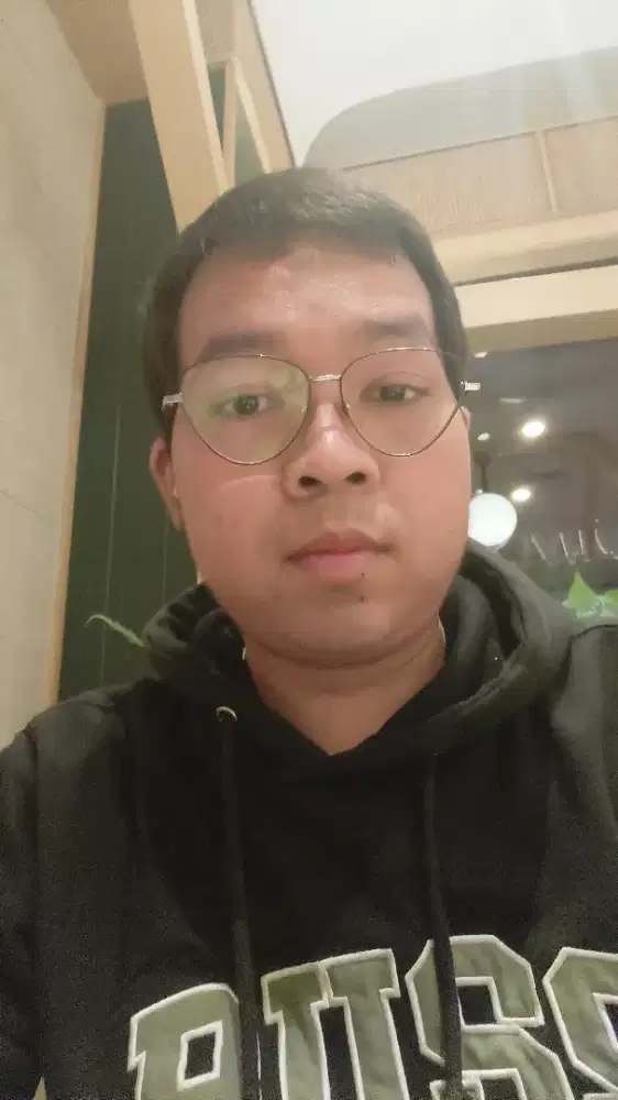 caregiver menemani orang yang ingin berobat