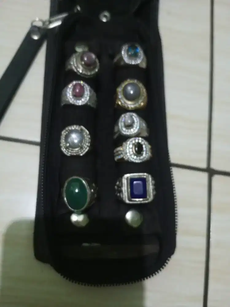 Lepas koleksian batu2 permata ajib harga obral saja.cek beranda