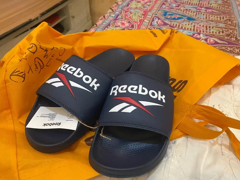 Sendal casual Reebok size 44,5 masih baru