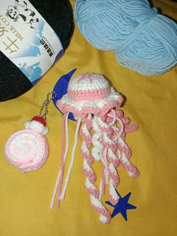 Gantungan ubur ubur rajut