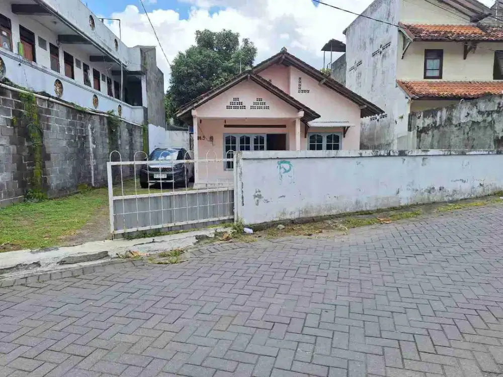 pekarangan area Wahid Hasyim UPN