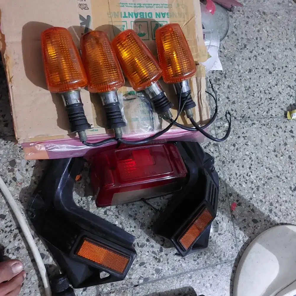 Sen ori + lampu stop + kumis kucing ori