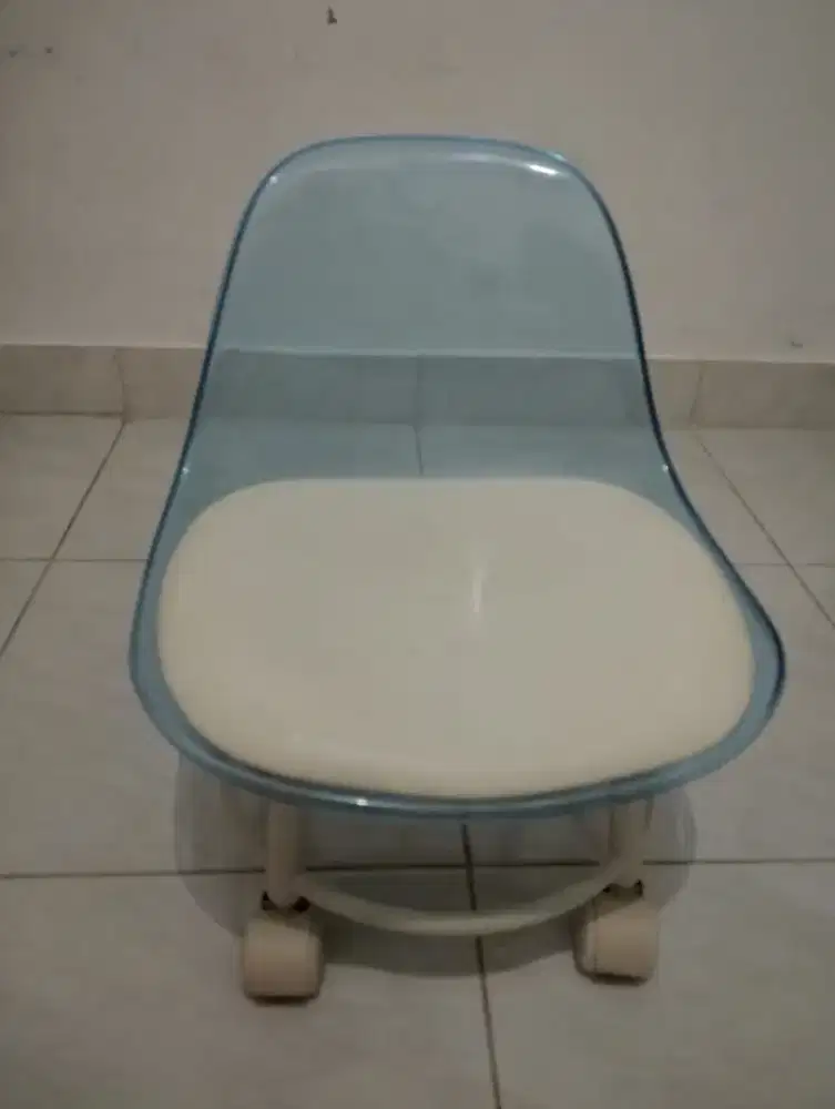 Kursi anak putar dan roda