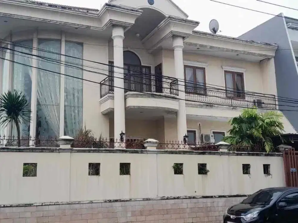 DIJUAL RUMAH MEWAH HOOK 2 LANTAI HALAMAN SUPER LUAS DI CITRA 1