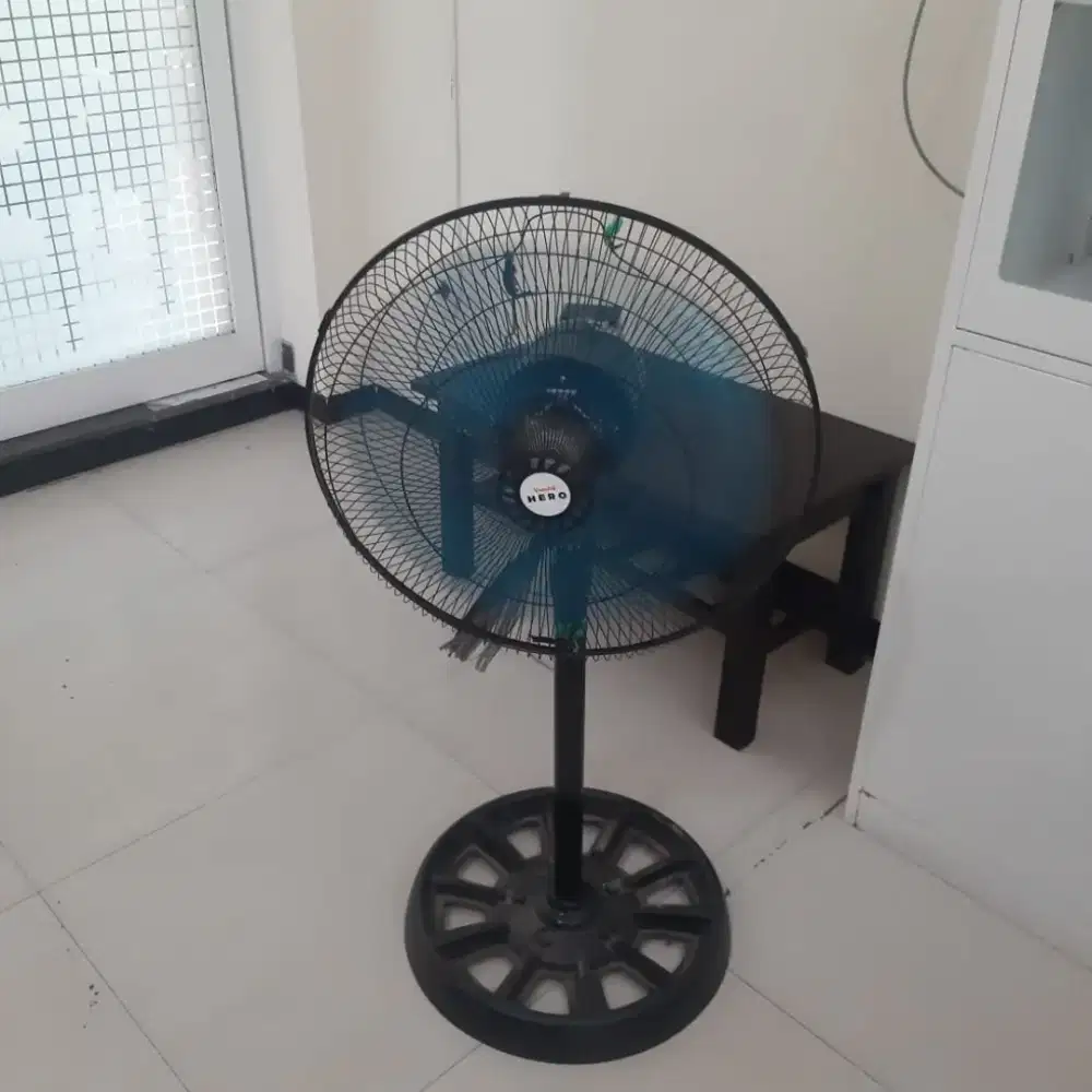 Tukang bangunan siap di suruh apa saja