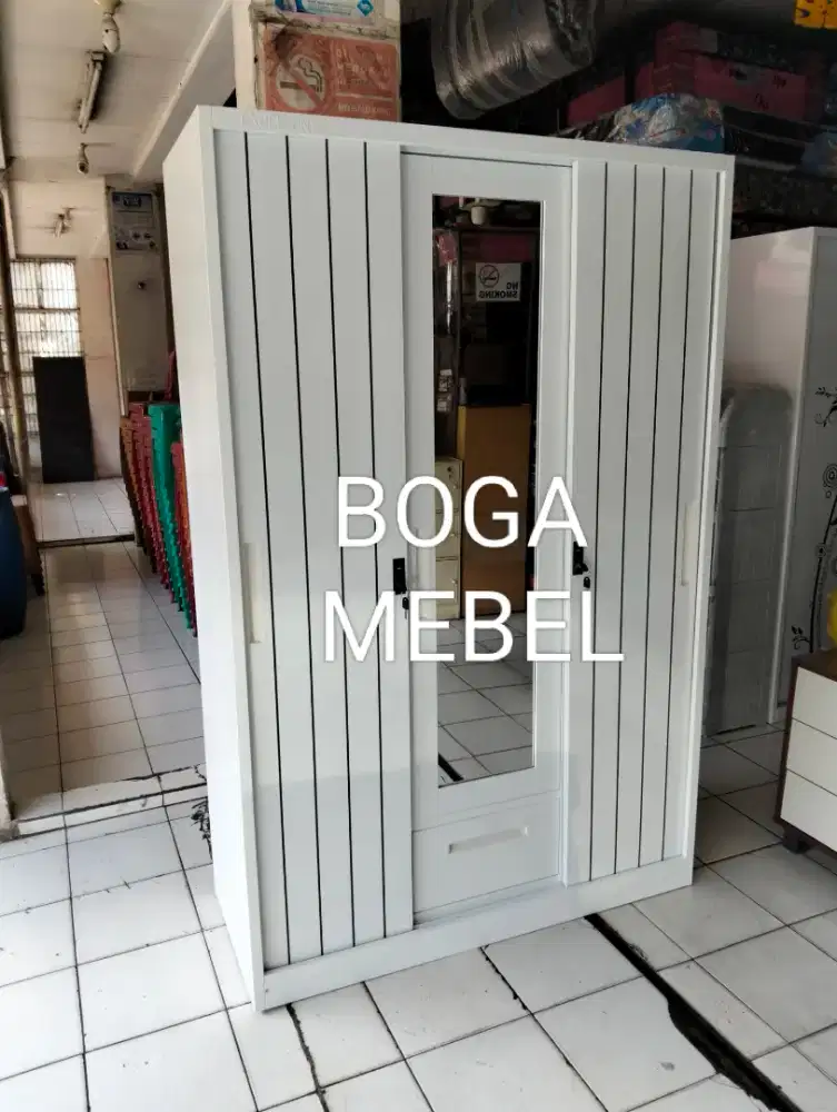 Lemari besi gantungan baju 3 pintu sliding