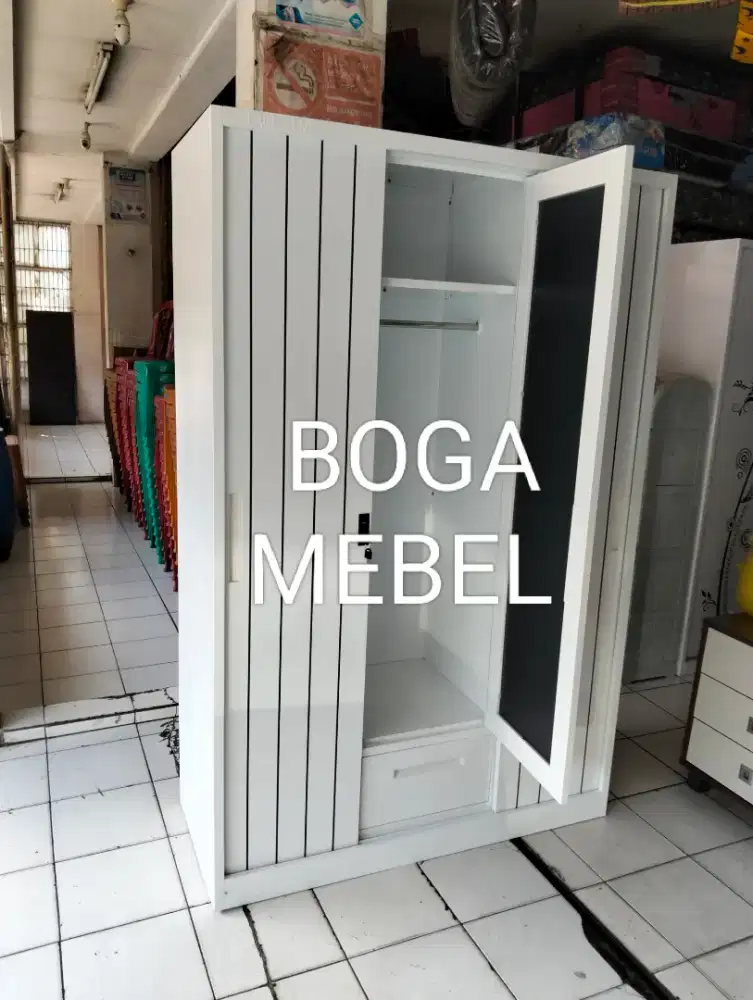 Lemari besi gantungan baju 3 pintu sliding