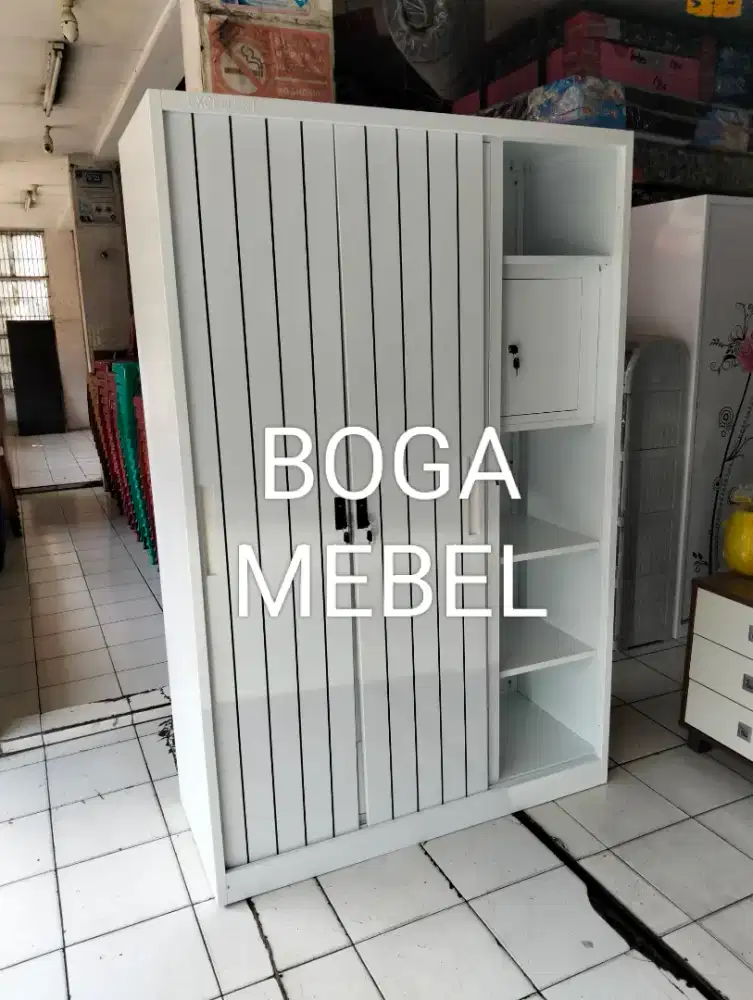 Lemari besi gantungan baju 3 pintu sliding