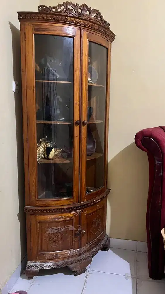 lemari pajangan pojok jati