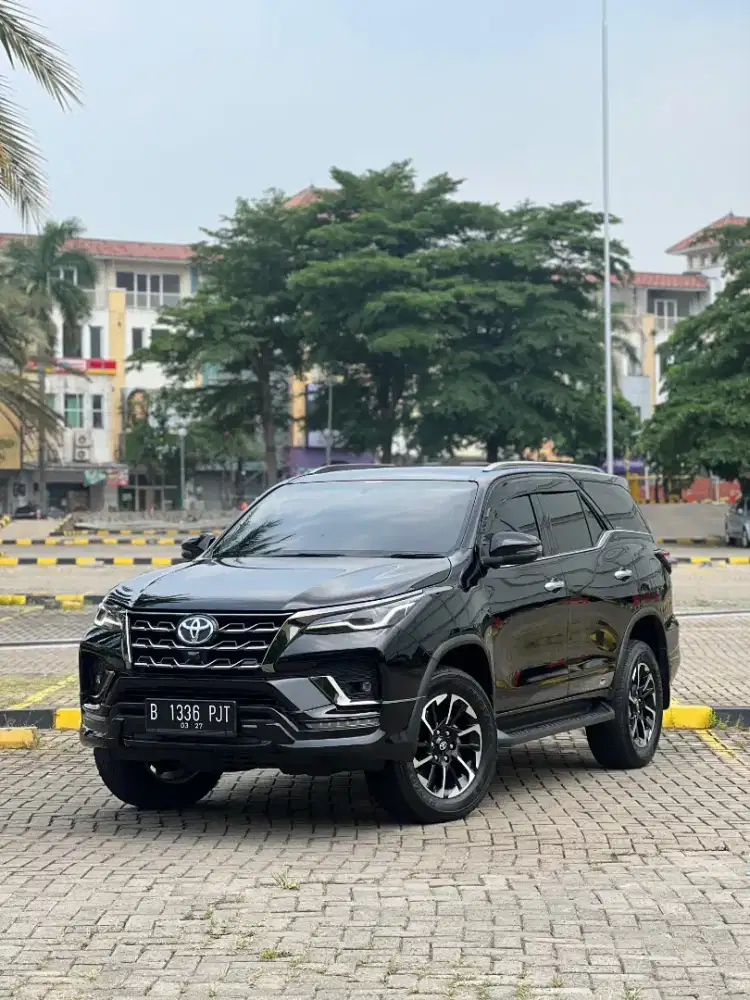 Toyota Fortuner 2.8 GR 4×2 AT 2022 Hitam