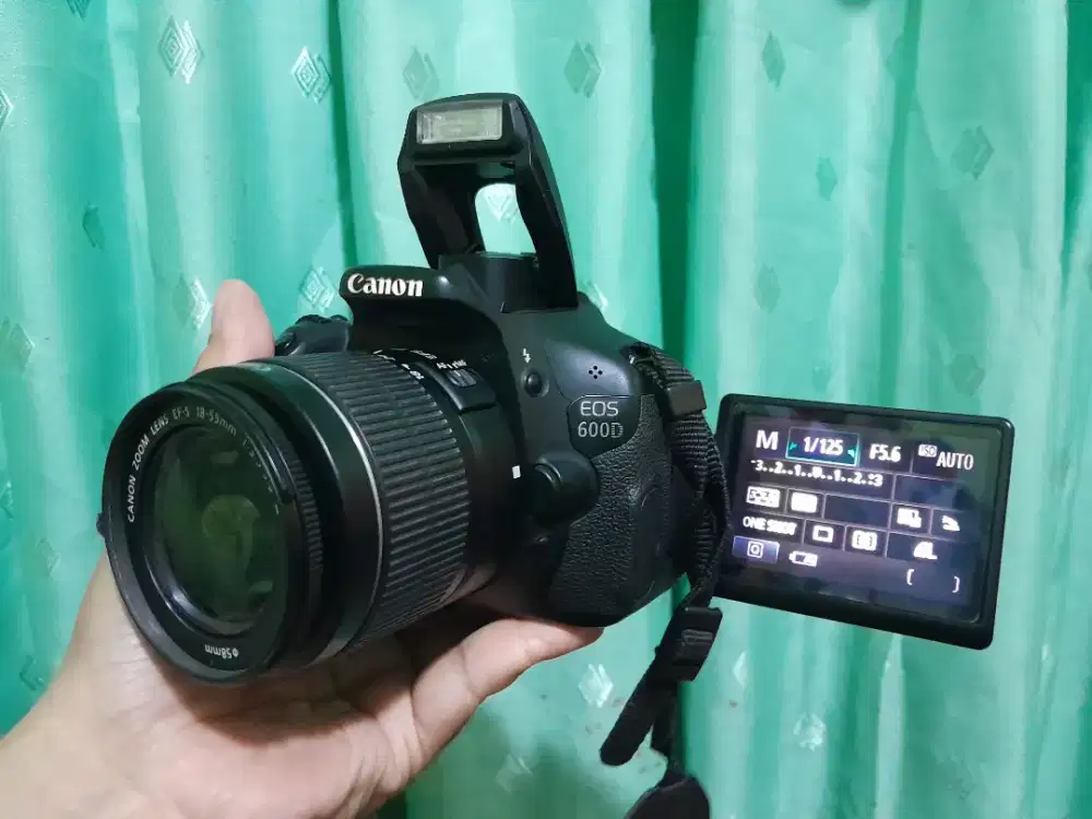 Kamera dslr Canon 600D Layar Lipat