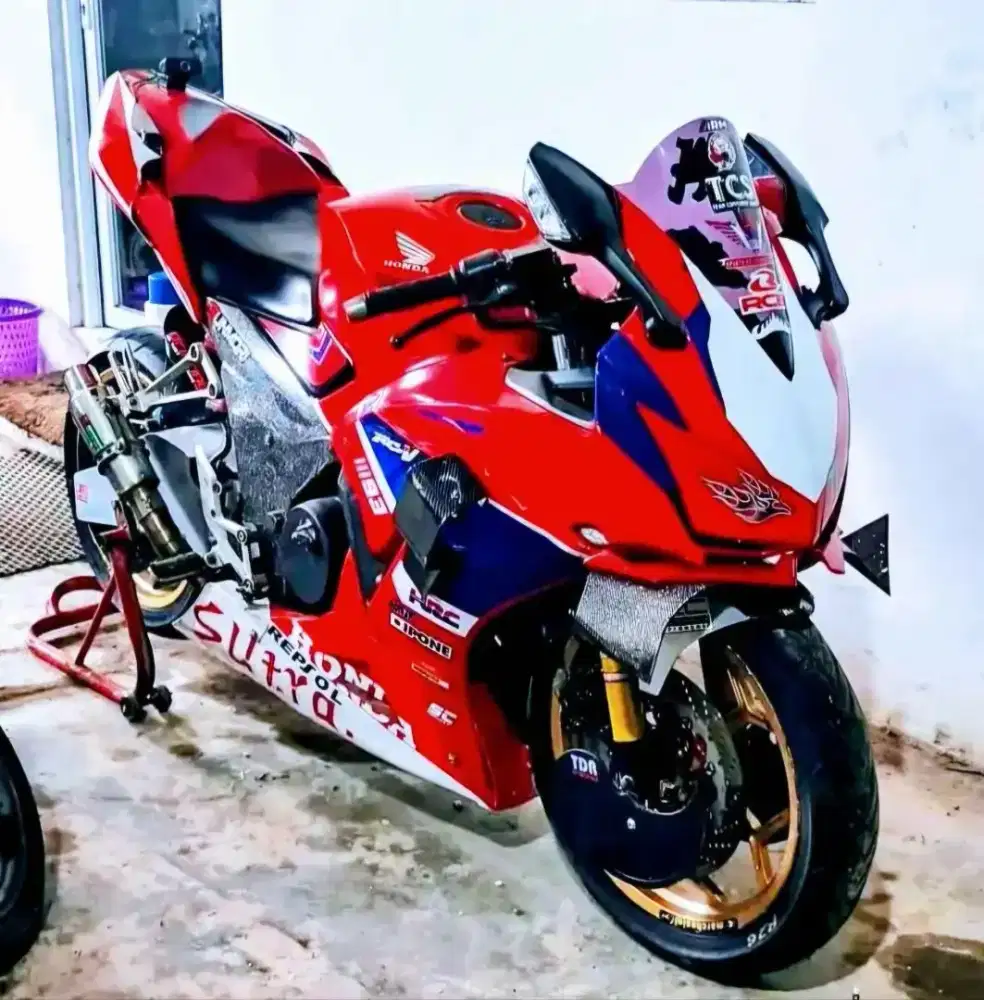 CBR 150 modif moge look. Murah aja.. Cek deskripsi