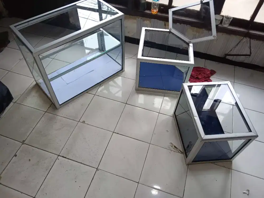 3 buah etalase alumunium kaca 90% cpt dpt