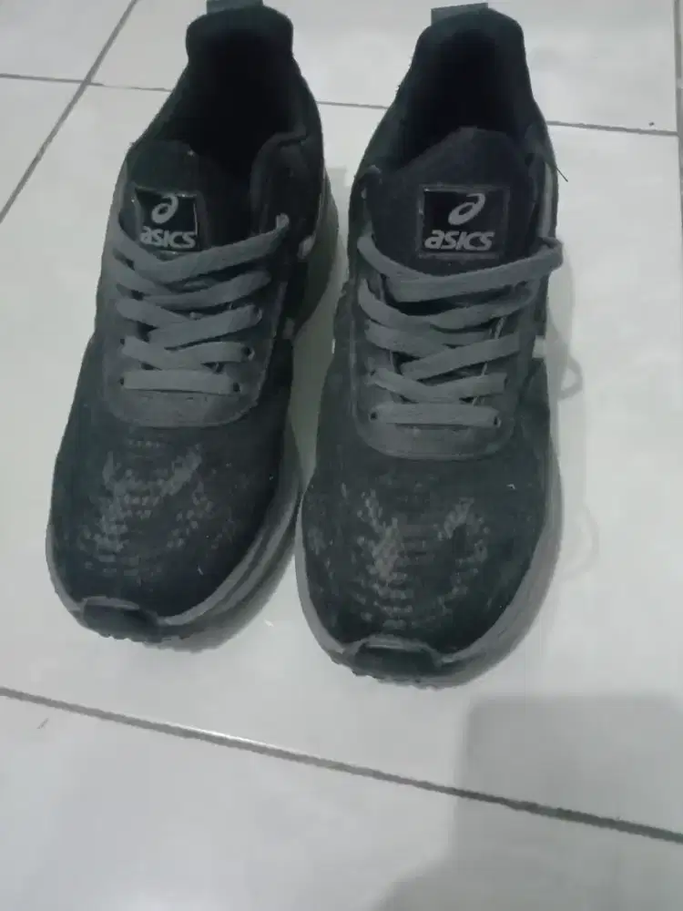 Sepatu merk asics
