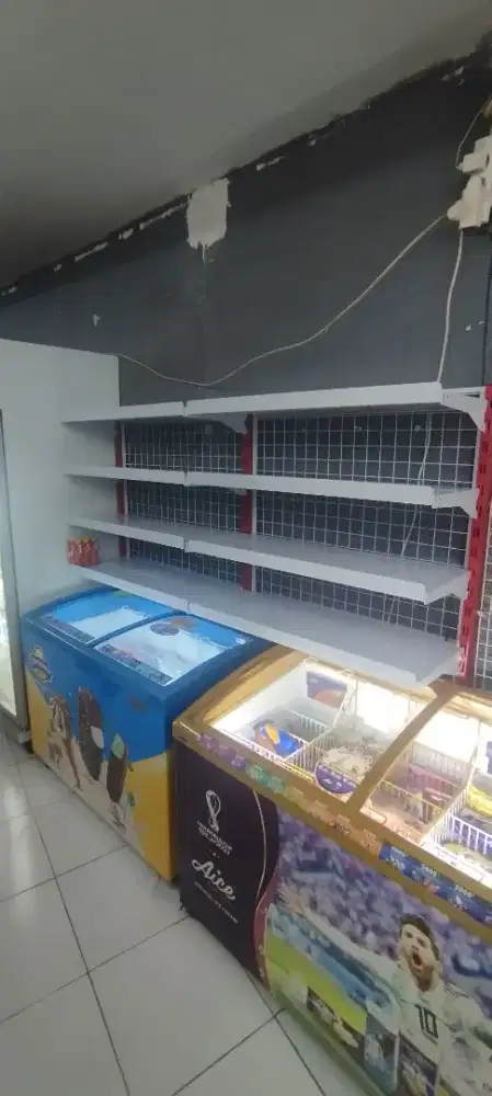 Rak minimarket diatas freezer