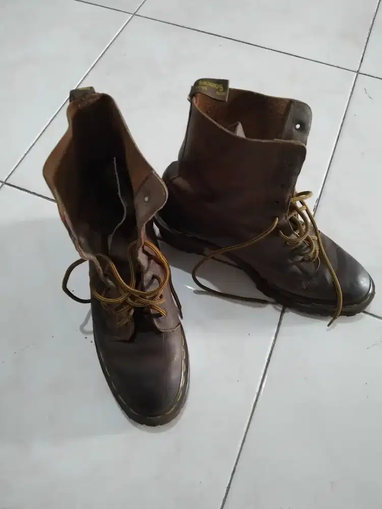 Dijual sepatu kulit Dr martens , made England, ukuran 37