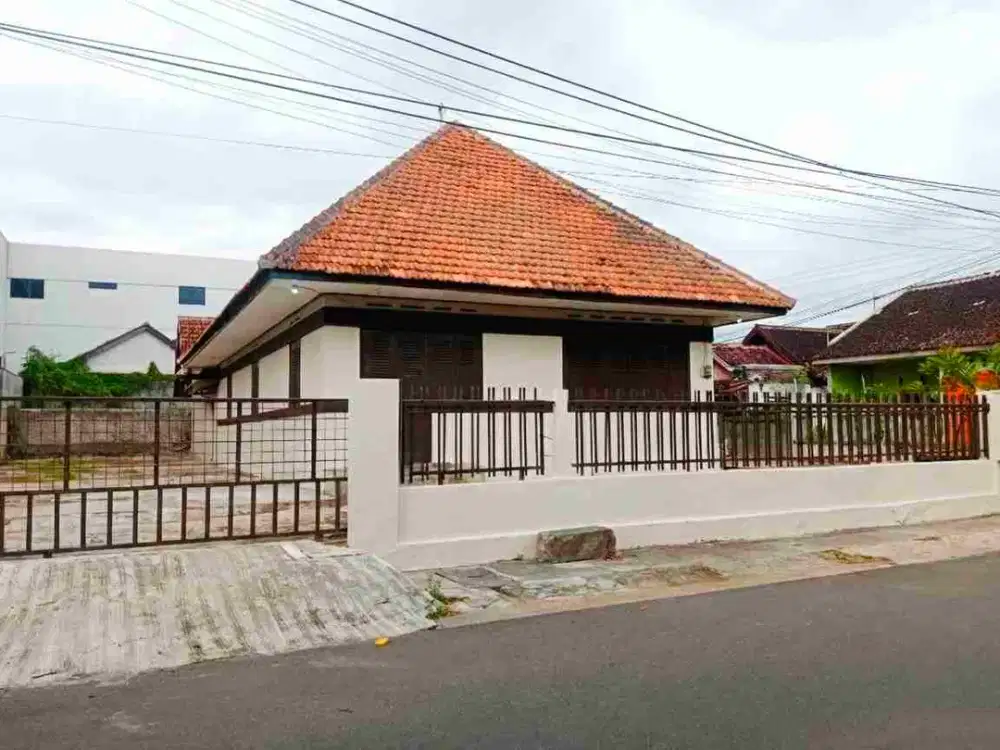 Rumah Kuno Luas Strategis di Pusat Solo Kota