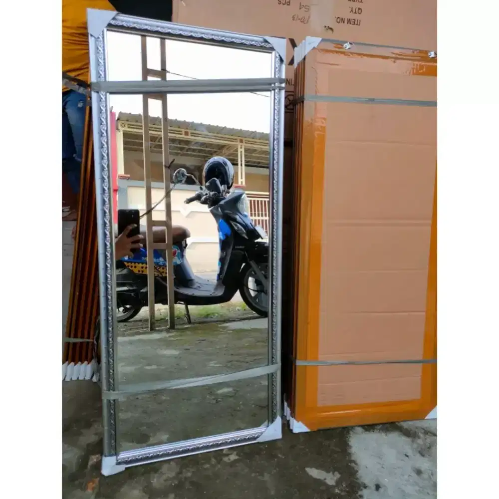 Kaca cermin rias gantung