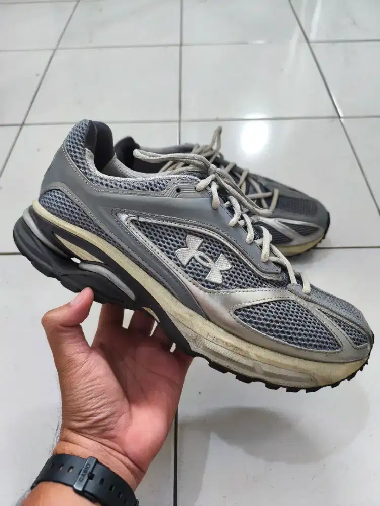Sepatu under armour