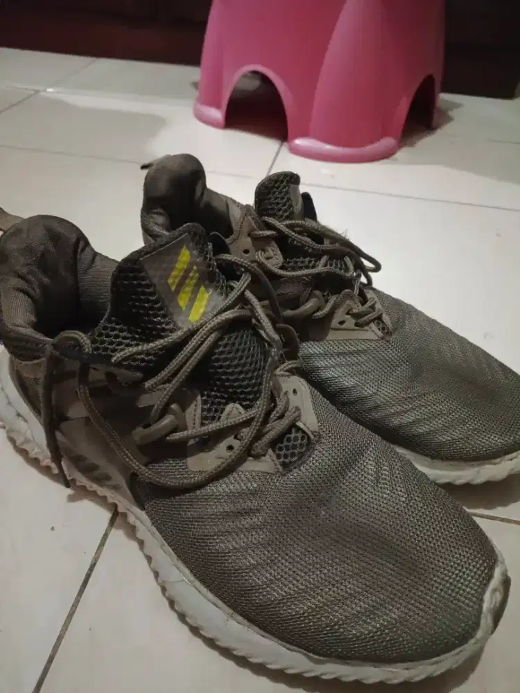 Sepatu running adidas
