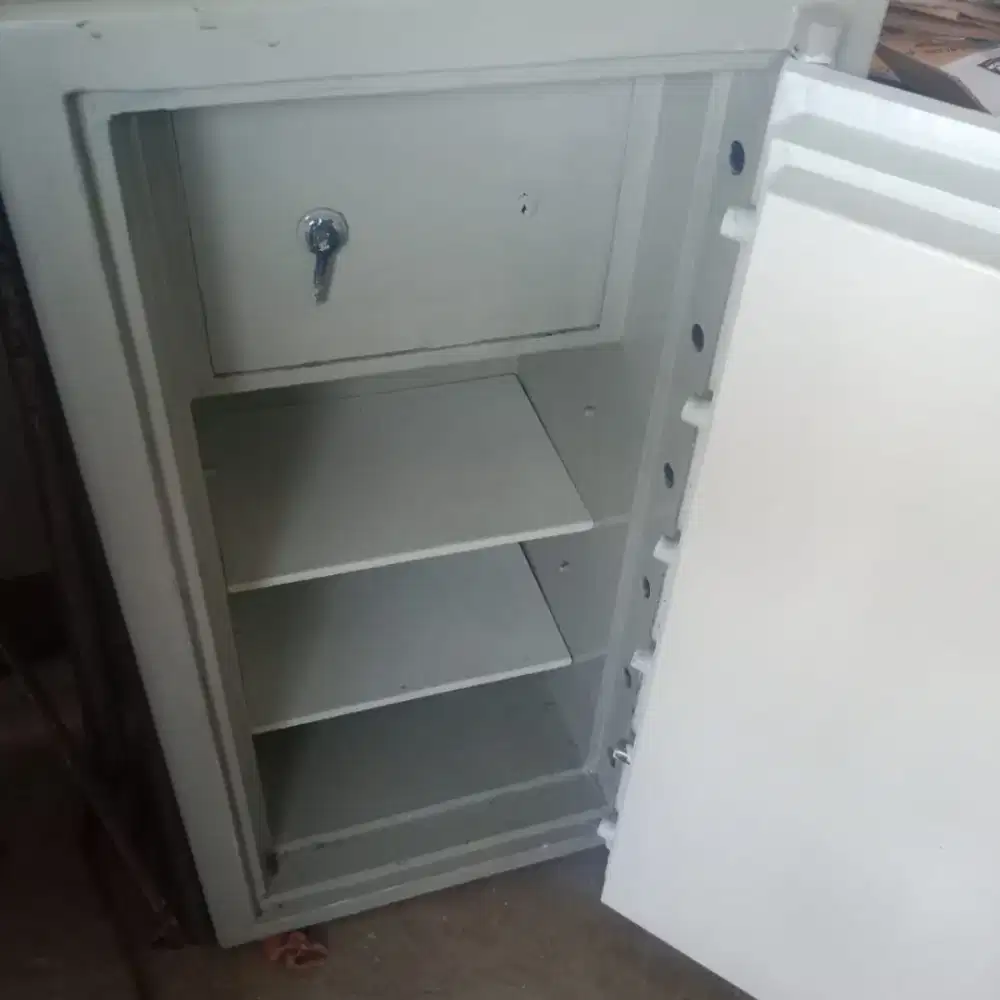 Brankas ukuran sedang  Hrg 7,2 jt