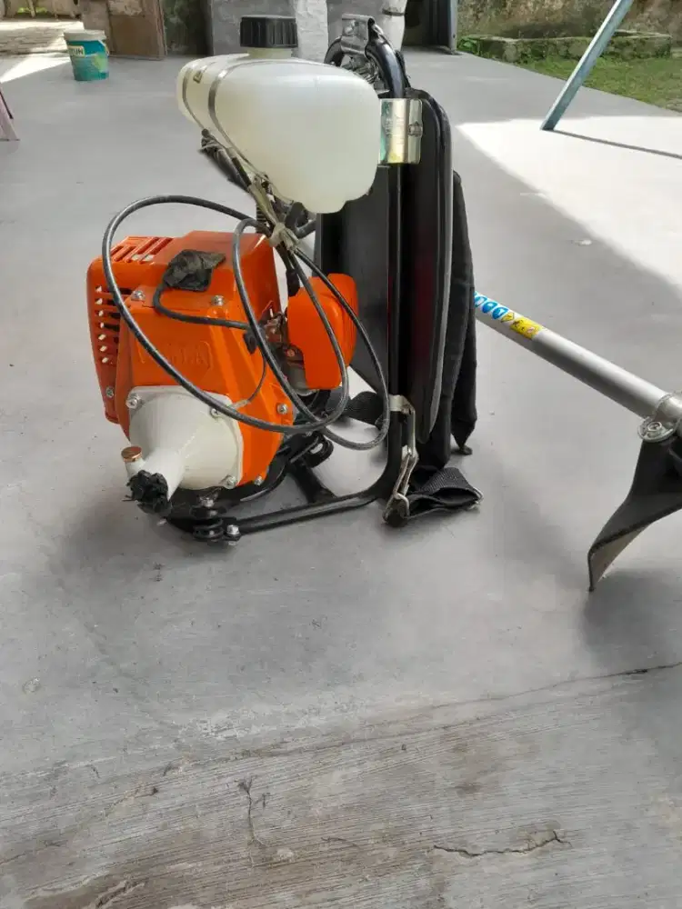 Mesin pemotong rumput