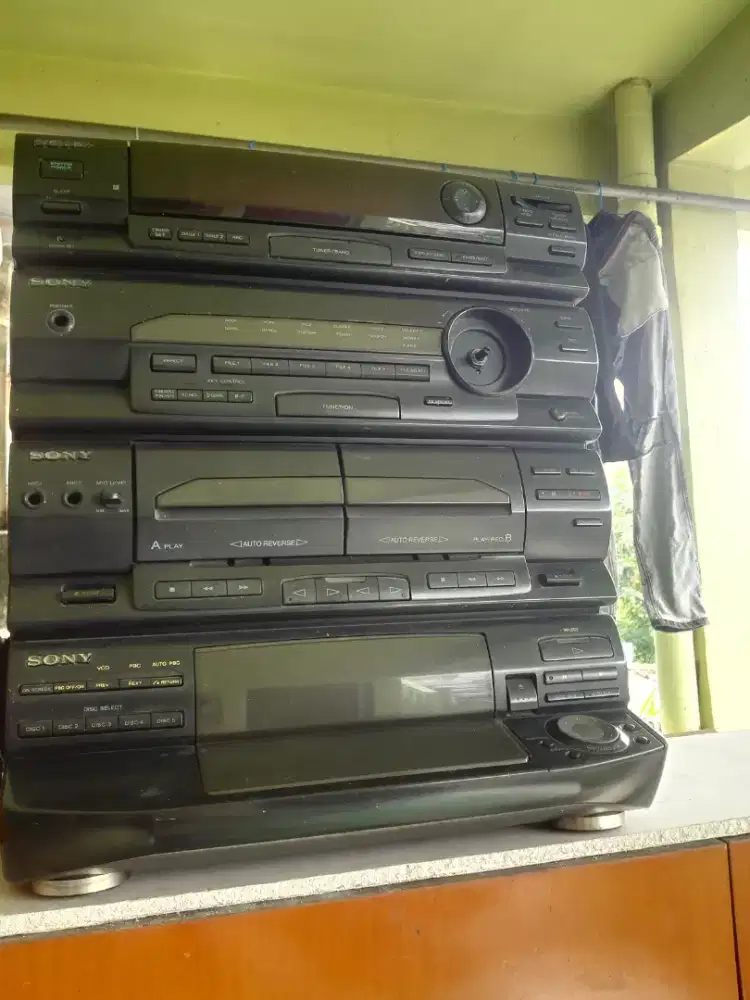 Sony compo set LED player 5 disk.Tape, Radio,speaker subwover 2 bush
