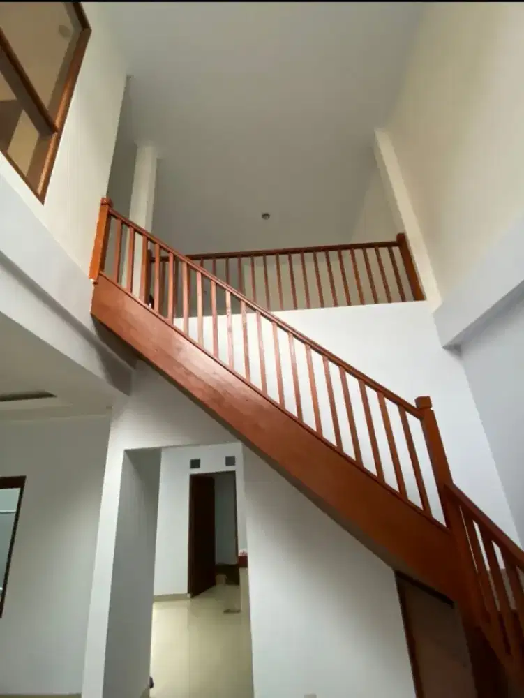 Rumah bagus 2 Lantai siap huni di Cluster Setra duta bandung