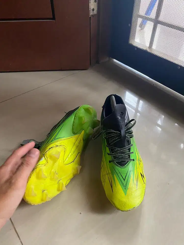 Sepatu bola Specs
