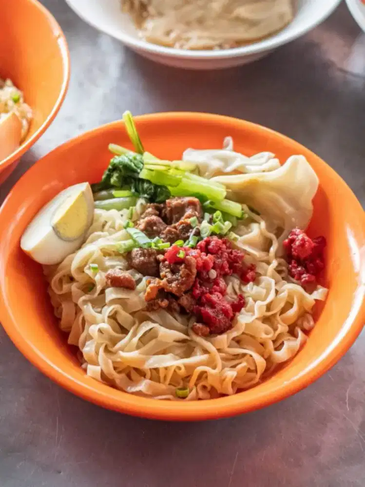 Pegawai kerja mie pangsit babi