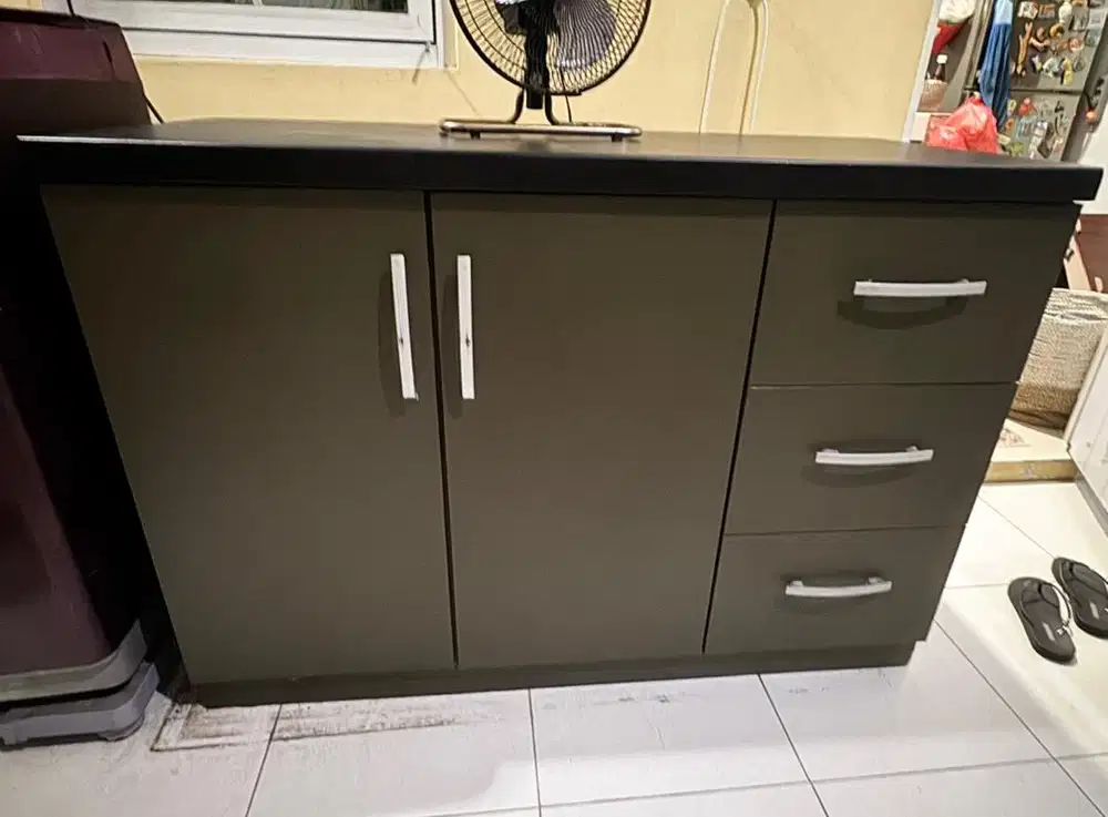 Meja kabinet 2 pintu 3 laci