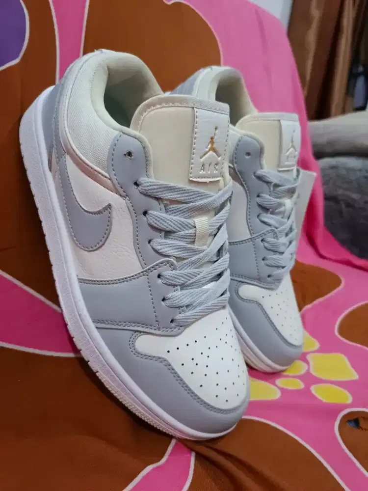 Air Jordan Low Cream Grey
Size 42 insole 26cm