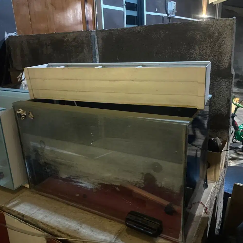 Aquarium ukuran 60x30x30 cm Dijual full set sesuai foto.