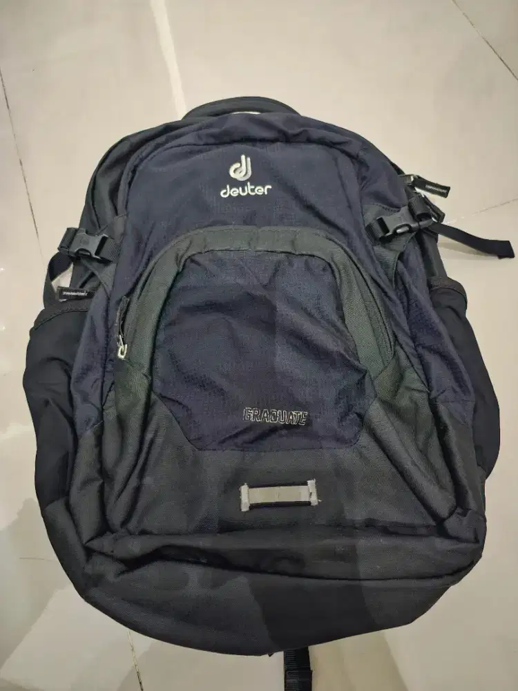 Ransel Deuter Graduate hitam laptop