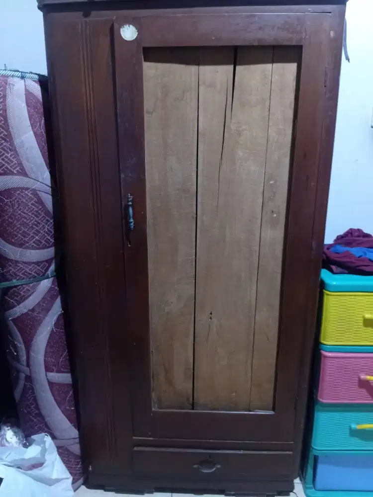 Lemari kayu jati lawas tak ada cermin
