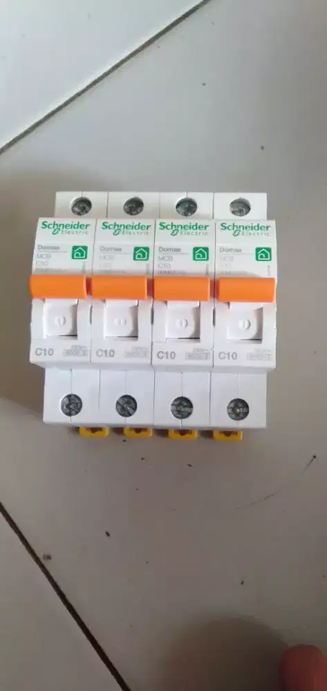 4 MCB 10A schneider