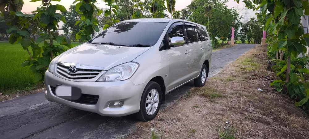 Toyota Kijang Innova 2010 Bensin