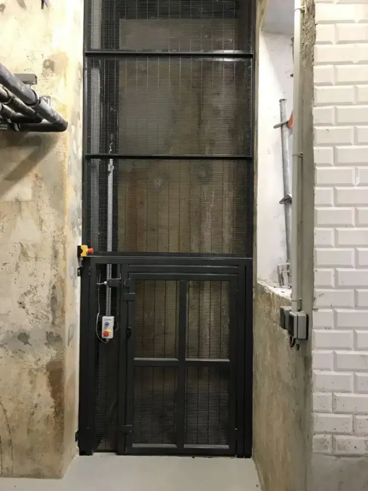 Lift Barang Heavy Duty Cocok untuk Industri & Logistik