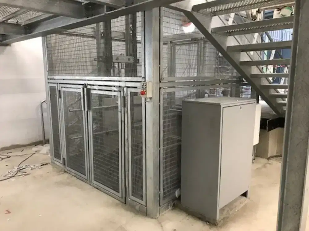 Lift Barang Modern – Solusi Angkat Barang Cepat & Aman